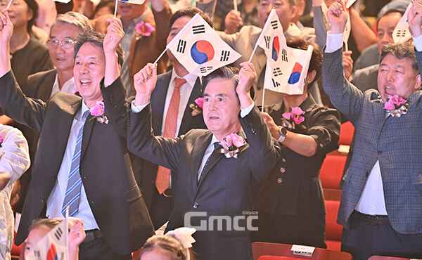 충청권 메가시티 건설 성공을 위한 대전시와의 선(先) 통합도 언급했다. (왼쪽부터 김완태 광복회 충남지부장, 김태흠 충남지사, 충남도의회 더불어민주당 원내대표인 오인환 의원. 사진=충남도 제공/긋모닝충청=이종현 기자)