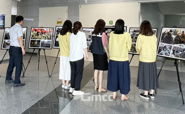 충남교육청은 오는 22일까지 본청 1층 안뜨락에서 ‘우크라이나 전쟁과 학교’ 사진전을 연다고 16일 밝혔다. (사진=충남교육청 제공/굿모닝충청=이종현 기자)