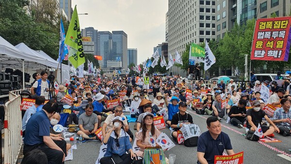 지난 17일 서울 시청역-숭례문 앞 대로에서 열린 8월 전국집중촛불집회에 참석한 시민들의 모습.(사진=굿모닝충청 조하준 기자)