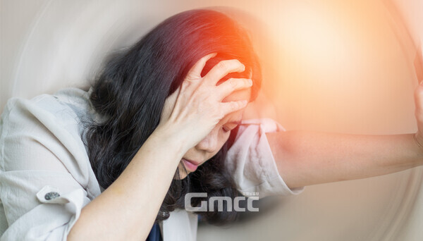 여름이 지나고 입추를 넘어도 여전히 무더위가 이어지고 있다. '단일 질환 사망률 4위'라는 오명을 갖고 있는 뇌졸중은 흔히 추운 겨울에 혈관이 수축하면서 발생하는 것으로 알려져 있지만, 오히려 여름에 더 많이 발생한다. (자료사진:게티이미지뱅크/굿모닝충청 조연환 기자)