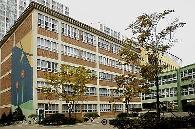 지난 14일 친일 유튜브 영상 상영으로 홍역을 치른 부산 남구 용호동 소재 분포중학교.(사진 출처 : 네이버 지도)