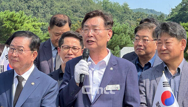 김제선 대전 중구청장의 SNS가 눈길을 끌고 있다. 뉴라이트 논란 김형석 독립기념관장 임명과 김태효 국가안보실 제1차장의 “중요한 건 일본의 마음” 발언 등 일련의 상황에 대해 답답한 속내를 연이어 드러내고 있는 것. (페이스북: 지난 15일 국립대전현충원 홍범도 장군 묘역을 찾은 김제선 청장/ 굿모닝충청=김갑수 기자)