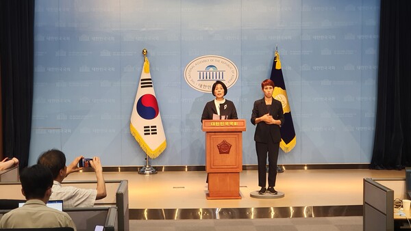 20일 오전 국회 소통관에서 김태규 방송통신위원장 직무대행 사퇴 요구 기자회견을 연 최민희 과방위원장의 모습.(사진=굿모닝충청 조하준 기자)