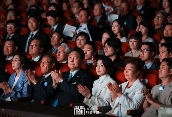 지난 15일 제79주년 광복절 기념식에 참석한 윤석열 대통령과 김건희 여사의 모습.(사진 출처 : 대통령실 홈페이지)