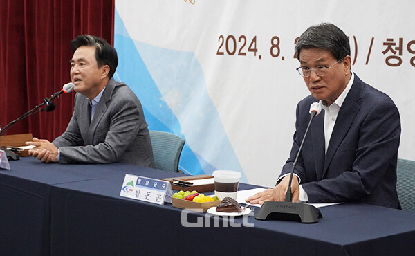 김태흠 충남지사는 26일 “지천댐 건설과 산림자원연구소 이전 문제는 별개”라고 말했다. (왼쪽부터 김태흠 충남지사, 김돈곤 청양군수. 사진=굿모닝충청 이종현 기자)