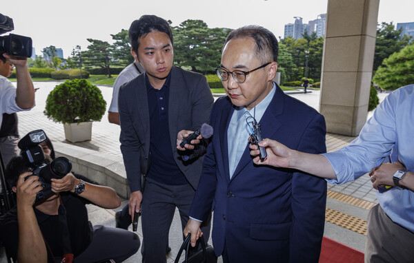 이원석 검찰총장이 23일 오전 서울 서초구 대검찰청에서 취재진의 질문을 받으며 출근하고 있다.(사진 출처 : 연합뉴스)