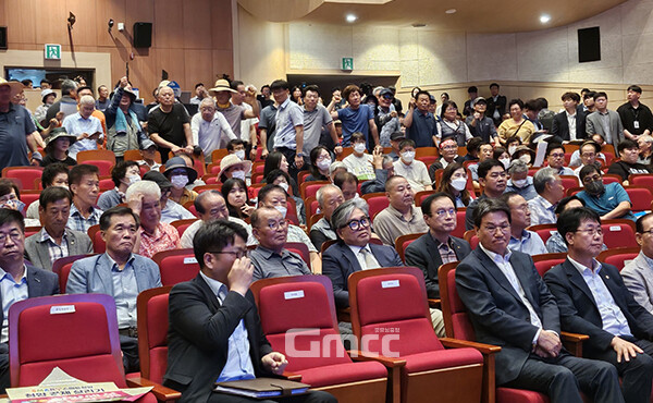 26일 오후 충남 청양군 문화예술회관에서 진행된 김태흠 지사와 도민과의 대화는 지천댐 건설 계획 논란으로 파행을 빚었다. 일부 주민들은 경찰과 몸싸움을 벌이기도 했다. (사진=굿모닝충청 이종현 기자)