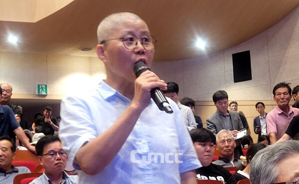 반대대책위 공동위원장인 김명숙 전 도의원은 김 지사에 “내일 (환경부에서) 오지 않게 하겠다라고 하시면 우리는 조용히 깨끗이 물러날 것”이라고 말했다. (사진=굿모닝충청 이종현 기자)