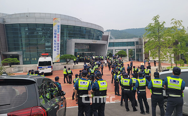 청양 문화예술회관 앞에 배치된 경찰. (사진=굿모닝충청 이종현 기자)