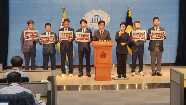 27일 오전 10시 국회 소통관에서 김문수 고용노동부 장관 후보자의 즉각 사퇴를 요구하는 기자회견을 연 야당 소속 환노위원들의 모습.(사진=굿모닝충청 조하준 기자)