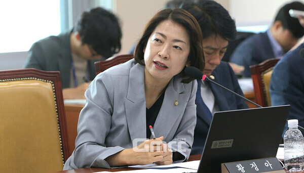 더불어민주당 황정아 국회의원(대전유성구을)은 27일 “검찰이 정권에 비판적인 사람들의 입에 재갈을 물리기 위해 이번 ‘묻지마 사찰’을 자행했다는 점이 밝혀졌다고 생각한다”고 말했다. (자료사진: 의원실 제공/ 굿모닝충청=김갑수 기자)