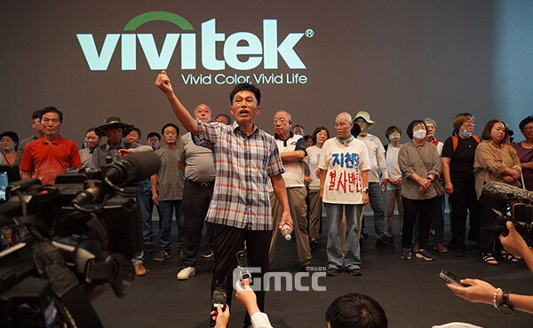 한 주민은 “반대하는 군민들의 목소리가 더 크다. 먹고 살기도 바빠죽겠는데…”라면서 “괜히 행정력 낭비하지 말고 돌아가라”고 요구하기도 했다. (사진=굿모닝충청 이종현 기자)