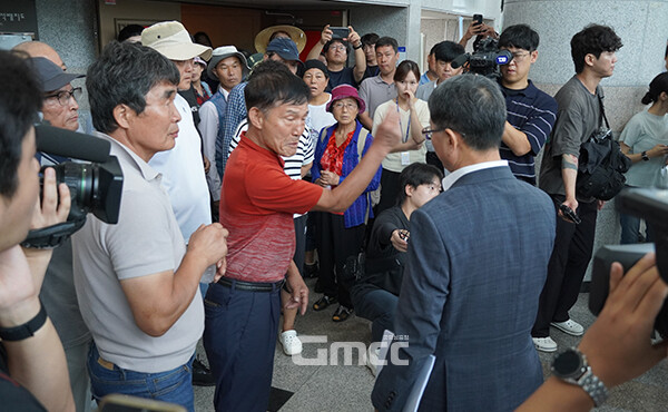 주민들의 항의는 설명회가 열리기 한 시간 전부터 시작됐다. (사진=굿모닝충청 이종현 기자)