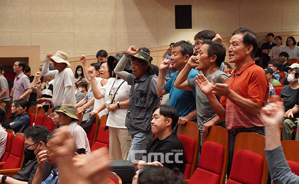 반대 측 또 다른 주민은 “설명회가 열리면 주민 간 갈등이 더 커진다. 연기해달라”고 호소했다. 반면 찬성 측은 “빨리 진행하자”고 도 관계부서와 환경부를 압박했다. (사진=굿모닝충청 이종현 기자)