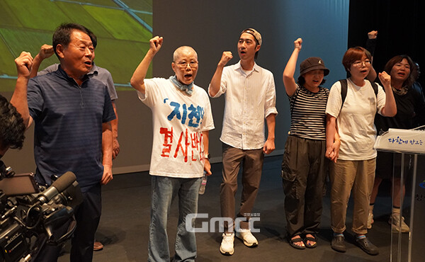 이 대목에서 한 주민은 “이번 주부터 고추·구기자문화축제가 열린다. 그래서 바쁜 시기인데 어떻게 주민들이 참석할 수 있겠냐”고 항의했다. (사진=굿모닝충청 이종현 기자)