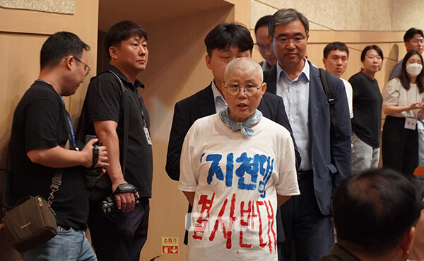 예정된 시간이 다가오자 박재현 물관리정책실장이 현장에 도착했지만, 김 위원장 등이 막아서며 “오시지 말라고 요구했는데 왜 오셨냐”고 개탄했다. (사진=굿모닝충청 이종현 기자)