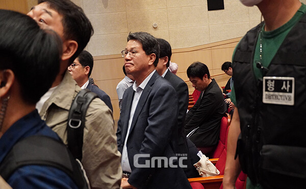 현장을 찾은 김돈곤 군수는 내내 착잡한 표정을 지으며 주민들을 바라보고 있었다. 입장을 묻는 질문에도 “다음에 이야기하자”고 답했다. (사진=굿모닝충청 이종현 기자)