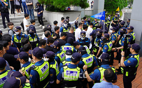 결국 박 실장은 문화예술회관 밖에서 취재진과 만나 “댐 건설이 확정된 게 아니다. 주민들을 만나 우려하시는 부분에 대해 소통하면서 공감대 형성을 위해 노력할 것”이라면서 “이 과정에서 댐 건설을 강행하지는 않을 것”이라고 말했다. (박재현 실장이 경찰의 보호를 받으며 자리에서 빠져나가고 있다. 사진=굿모닝충청 이종현 기자)