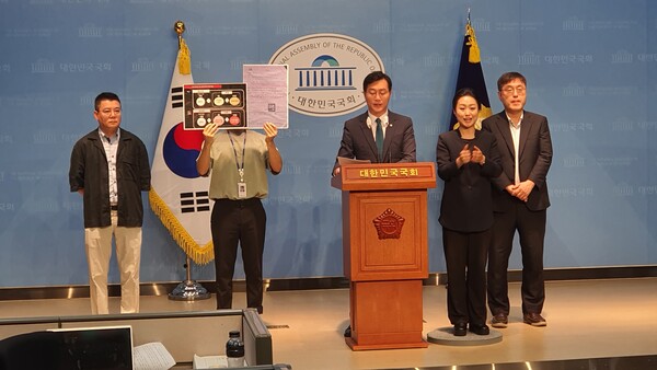 27일 오후 국회 소통관에서 서울 서초구 헌인마을 개발 비리 의혹과 관련해 기자회견을 열고 있는 더불어민주당 장경태 의원과 시민언론 뉴탐사 강진구 기자.(사진=굿모닝충청 조하준 기자)