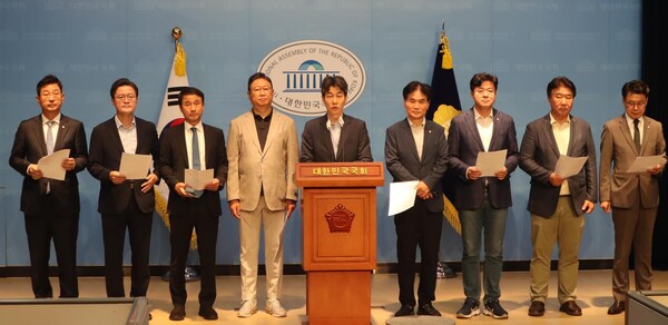 1일 오전 국회 소통관에서 문재인 전 대통령 일가를 향한 정치 검찰의 수사 쇼에 대해 강하게 비판하고 나선 