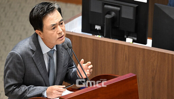 김태흠 충남지사가 윤석열 대통령의 대선공약 미이행 여파로 곤혹을 치르고 있다. 제355회 임시회를 진행 중인 충남도의회(의장 홍성현) 여야 의원들이 한목소리로 이 문제를 지적하고 나선 것. (자료사진: 페이스북/ 굿모닝충청=김갑수 기자)