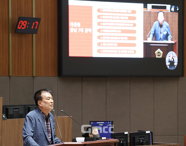 방한일 의원은 “충남도에서 대통령 공약사업 이행을 위해 어떻게 할 것인지 밝혀 달라”며 “남은 임기 내에 대통령 공약사업이 가시화 돼 충남이 대한민국의 중심으로 우뚝 설 수 있도록 역량을 모아 달라”고 주문했다. (충남도의회 제공)