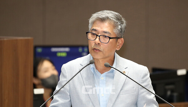 조철기 의원은 “달빛철도(대구~광주)의 사례처럼 국회 차원에서 특별법을 통해 추진될 수 있도록 하는 것도 한 방법”이라며 지역 국회의원들과의 적극적인 소통을 주문하기도 했다. (충남도의회 제공)