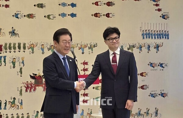 국민의힘 한동훈 대표와 더불어민주당 이재명 대표가 1일 국회 본청 오픈홀에서 대표회담 전 모두발언을 하기 전 악수를 하고 있다. (사진=굿모닝충청 설인호 기자)