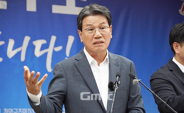 김돈곤 청양군수는 2일 지천댐 건설 논란과 관련 “찬성 측과 반대 측 의견 모두 어느 것 하나 놓칠 수 없는 군민의 목소리”라며 “이런 상황에서 군수가 어느 한쪽으로 치우치게 되면 내부적인 반목을 키운다. 소위 ‘우리끼리 다툼을 벌이자’는 것과 다름 없다”고 말했다. (사진=굿모닝충청 이종현 기자)