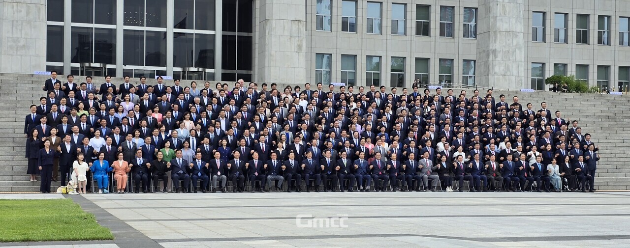 2일 오후 국회 본회의장에서 '22대 국회 공식 개원식'을 마친 여야 의원들이 본청 계단 앞에서 기념촬영을 하고 있다. (사진=굿모닝충청 설인호 기자) 