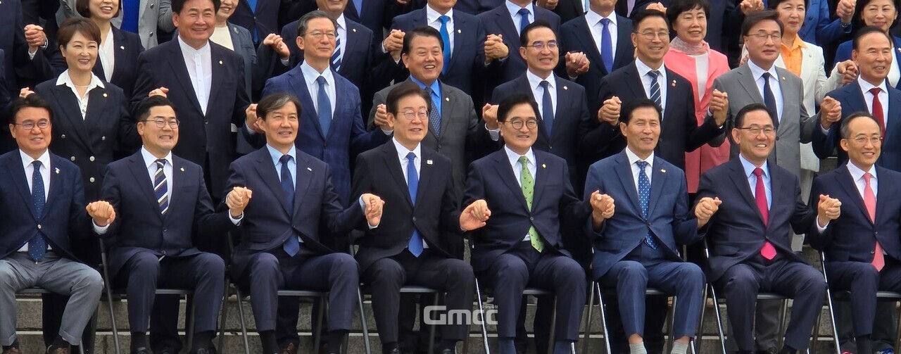 2일 오후 국회 본회의장에서 '22대 국회 공식 개원식'을 마친 여야 의원들이 본청 계단 앞에서 기념촬영을 하고 있다. (사진=굿모닝충청 설인호 기자) 
