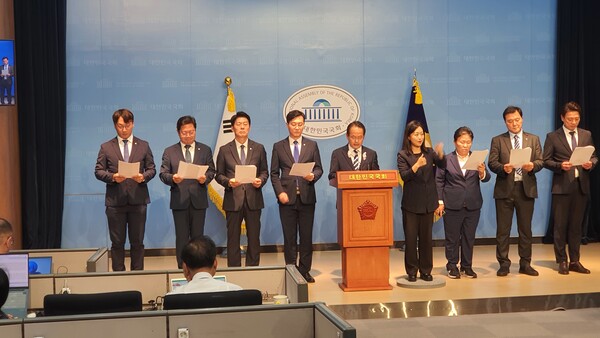 2일 국회 소통관에서 기자회견을 열고 윤석열 대통령의 국회 개원식 불참에 대해 지적한 더불어민주당 처럼회 소속 의원들의 모습.(사진=굿모닝충청 조하준 기자)
