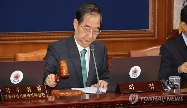 한덕수 국무총리가 3일 서울 종로구 정부서울청사에서 열린 국무회의에서 의사봉을 두드리고 있다.(사진 출처=연합뉴스)
