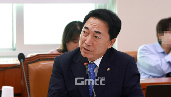 더불어민주당 박수현 국회의원(충남공주·부여·청양)은 4일, 검찰의 문재인 전 대통령 전 사위에 대한 특혜 채용 의혹 수사와 관련 “국정 동력이 떨어진 이 흐름에서 몇 년 동안 탈탈 털다가 안 되니까 이 시점에서 이걸 꺼낸 것은 정치적 의도가 있다고 보는 것이 자연스러운 인식”이라고 말했다. (자료사진: 의원실 제공/ 굿모닝충청=김갑수 기자)