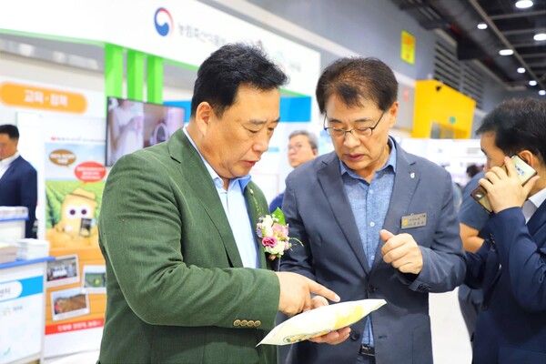 더불어민주당 어기구 국회의원(충남 당진)이 지난 30일 서울 양재동 aT센터에서 열린 'A FARM SHOW'에 참석해 관ㅖ자와 이야기하고 있다.(사진=의원실 제공)