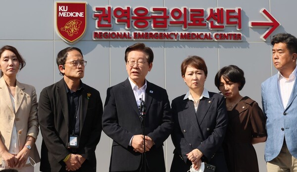 더불어민주당 이재명 대표가 4일 서울 고려대안암병원 현장 점검을 마친 후 기자들의 질문에 답하고 있다. (사진=연합뉴스)