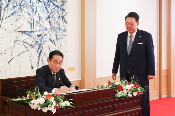 윤석열 대통령이 6일 서울 용산 대통령실에서 방한한 기시다 후미오 일본 총리가 방명록을 작성하것을 지켜 보고 있다. (사진=연합뉴스/대통령실통신사진기자단)