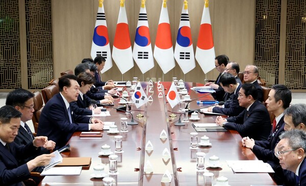 윤석열 대통령이 6일 서울 용산 대통령실에서 기시다 후미오 일본 총리와 한일 확대 정상회담을 하고 있다. (사진=연합뉴스/대통령실통신사진기자단)