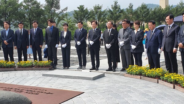 더불어민주당 이재명 대표와 지도부가 8일, 노무현 전 대통령 묘역을 찾아 참배했다.(사진=굿모닝충청 조하준 기자)