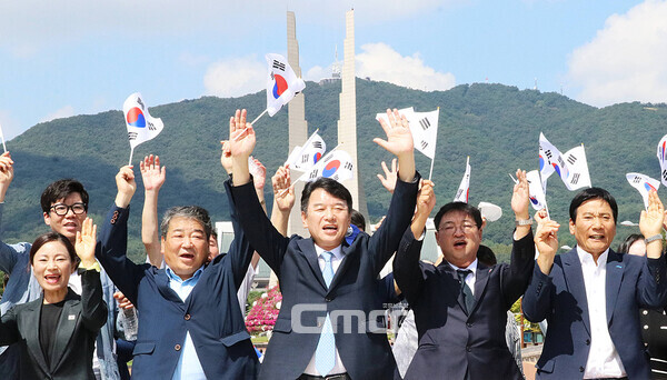 이들은 지난 7일 오후 천안시 목천읍 소재 독립기념관 분수광장 앞에서 기자회견을 열고 “대한민국은 총체적 위기에 놓여있다. 윤석열 정부 지난 2년 반, 우리는 국민이 쌓아 올린 대한민국의 자랑스러운 가치와 위업이 매일 훼손되고 있음을 목도하고 있다”고 포문을 열었다. (민주당 충남도당 제공)