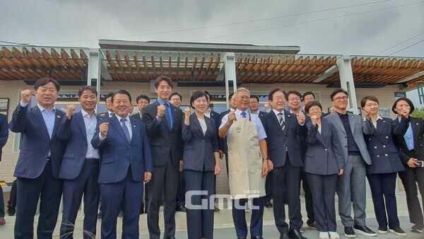 8일 문재인 전 대통령을 예방한 후 평산책방에서 함께 단체 기념사진을 촬영하고 있는 이재명 대표와 더불어민주당 신임 지도부의 모습.(사진=굿모닝충청 조하준 기자)