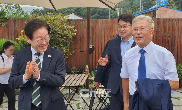 문재인 전 대통령과 더불어민주당 이재명 대표가 8일 경남 양산 평산마을 사저에서 이야기를 나눈 뒤 환하게 웃으며 자리를 나서고 있다. (사진=굿모닝충청 설인호 기자)