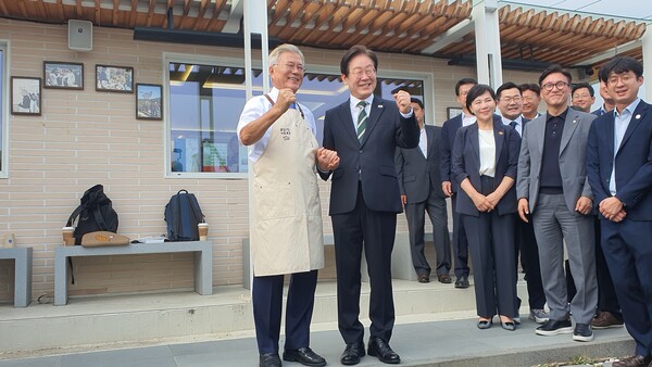 8일 평산책방을 방문해 문재인 전 대통령과 기념사진을 촬영한 이재명 더불어민주당 대표의 모습.(사진=굿모닝충청 조하준 기자)