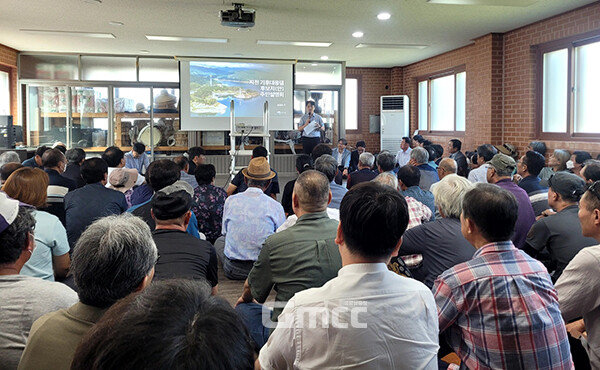 충돌은 없었지만 갈등은 커지는 분위기다. 환경부가 9일 청양군 지천리 마을회관에서 연 지천댐 후보지(안) 설명회를 두고 하는 얘기다. (사진=독자 제공/굿모닝충청=이종현 기자)