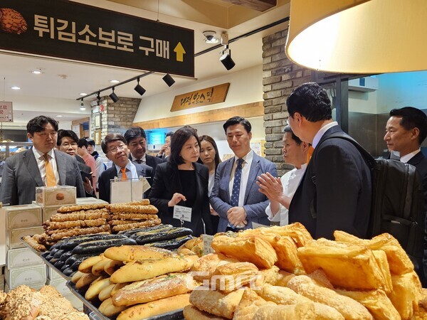 지난 6월 성심당 고액월세 논란과 관련해 성심당 대전역점을 현장방문한 개혁신당 의원들(사진=최영규 기자)