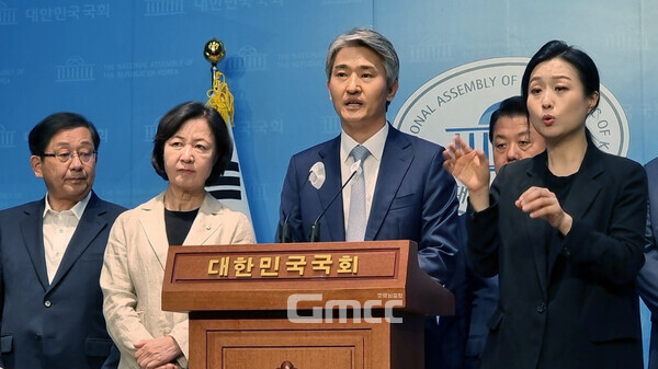 11일 오후 국회 소통관에서 열린 '더불어민주당 윤석열 정권 독도지우기 진상조사 특별위원회' 기자회견. 김인재 서울시의회 부의장이 발언하고 있다. (사진=굿모닝충청 설인호 기자)