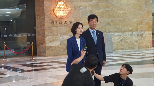 11일 법사위 전체회의 후 국회 로텐더홀에서 김건희 특검법 및 채 상병 특검법 등 법사위 전체회의 통과에 대해 백브리핑하고 있는 조국혁신당 박은정 의원(좌)과 더불어민주당 박균택 의원(우)의 모습.(사진=굿모닝충청 조하준 기자)