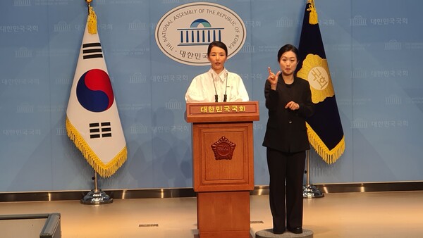 11일 오후 국회 소통관에서 김건희 여사의 대통령 놀이에 대해 비판하는 논평을 발표하고 있는 조국혁신당 강미정 대변인의 모습.(사진=굿모닝충청 조하준 기자)