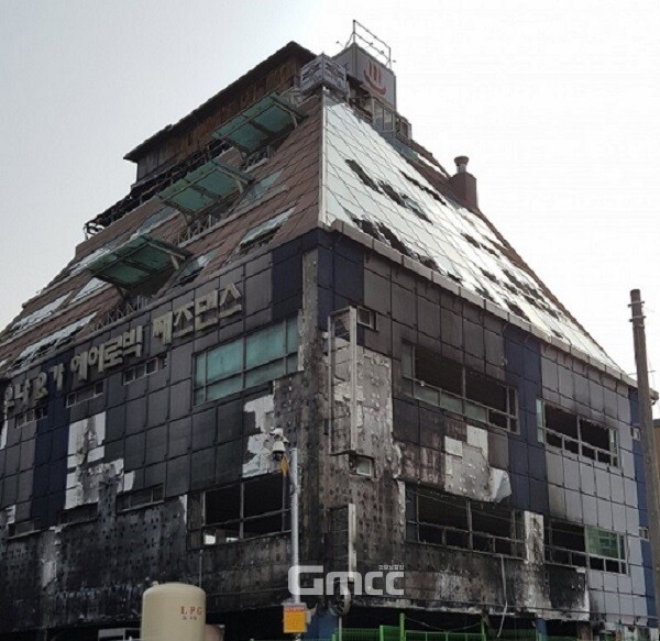 제천 스포츠센터 화재 건물. 사진=본사DB/굿모닝충청 김종혁 기자