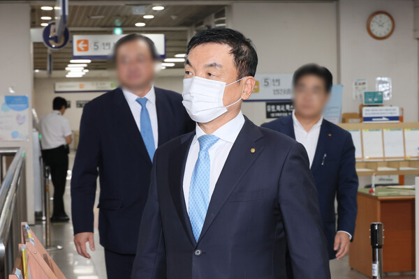 12일 열린 도이치모터스 주가조작 사건 2심 선고 공판 출석하는 권오수 전 도이치모터스 회장.(사진 출처=연합뉴스)